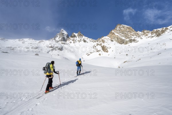 Ski tourers in a wintry mountain landscape, ascent to Porta d'Es-cha, Grisons Haute Route ski tour, Albula Alps, Rhaetian Alps, Grisons, Eastern Switzerland, Switzerland, Europe