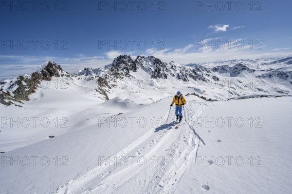 Two ski tourers in mountain landscape with snow, view of peaks Piz Grialetsch and Piz Vadret, ascent to Scalettahorn, Grisons Haute Route, Albula Alps, Rhaetian Alps, Grisons, Switzerland, Europe