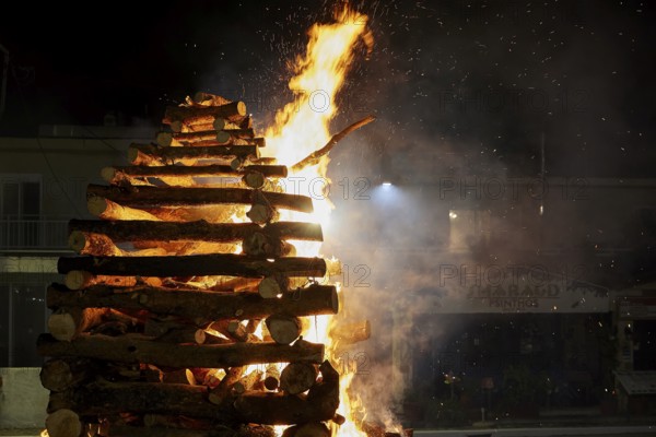 A large pile of wood burns brightly and is surrounded by flames, Easter bonfire Psinthos, Holy Saturday, Easter, Psinthos, Rhodes, Dodecanese, Greek Islands, Greece, Europe