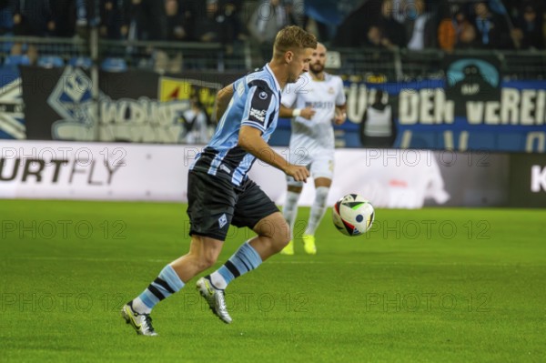 Football 3rd division, season 2024/25, matchday 12: Waldhof Mannheim against SV Wehen-Wiesbaden. On the ball: Martin Kobylanski (10, Mannheim)