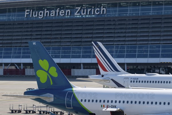 Symbol photo Zurich Airport Tail fin Aer Lingus, EI-DVK, Airbus A320-200, hi. Air France, Airbus A220-300, F-HZUR, Zurich Kloten, Switzerland, Europe