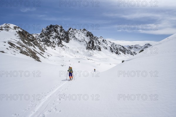 Ski tourer in mountain landscape with snow, ascent to Grialetsch Scharte, Bündner Haute Route, Albula Alps, Rhaetian Alps, Grisons, Switzerland, Europe