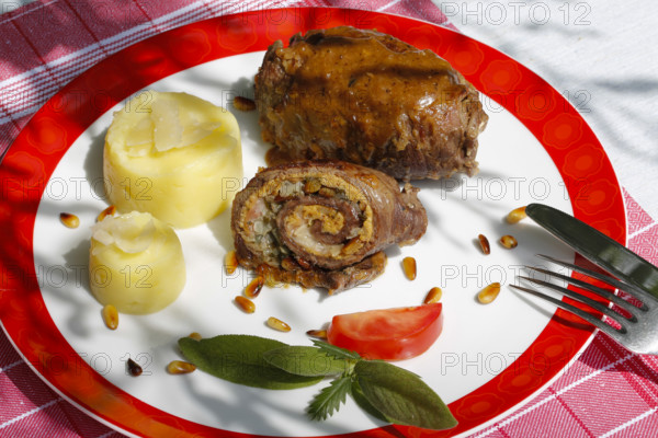 Swabian cuisine, beef roulade with pine nuts, mashed potatoes, meat dish, main course, herbs, roulades arranged on a plate, gravy, cutlery, knife, fork, grandmother's cooking, regional, home cooking, typical Swabian, traditional cuisine reinterpreted, food photography, studio, Germany, Europe