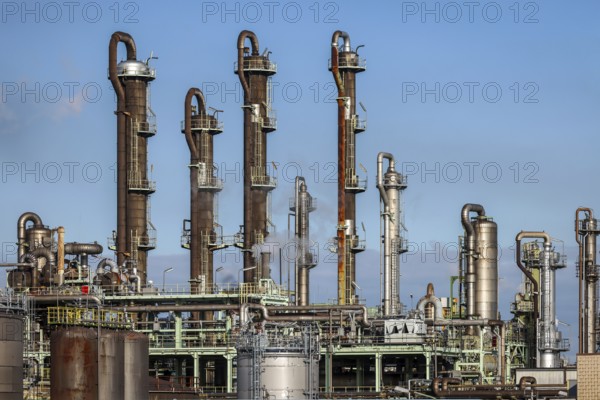Oberhausen, North Rhine-Westphalia, Germany, industrial plant in the chemical park, OQ Chemicals plant Ruhrchemie. OQ Chemicals (formerly OXEA) is a global manufacturer of oxo intermediates and oxo derivatives such as alcohols, polyols, carboxylic acids, speciality esters and amines. Site partners at the Oberhausen plant are the companies Air Liquide, Clariant, JM Johnson Matthey, Versalis, Celanes and Topas, Europe