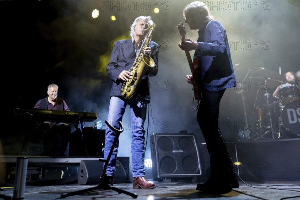 Chris White (L), saxophonist and Terence Reis, singer and guitarist of The Dire Straits Experience, live on Shiver In The Dark World Tour 2025 at Columbiahalle Berlin on 02/04/2025