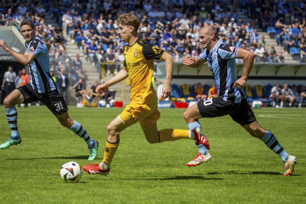 Football 3rd division, season 2024/25, matchday 37: Waldhof Mannheim vs Dynamo Dresden***On the ball: Dominik Kother (11, Dresden)