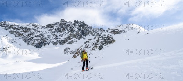 Skiers on the descent to the Grialetschhütte on the Bündner Haute Route, Bündner Haute Route, Albula Alps, Rhaetian Alps, Grisons, Switzerland, Europe