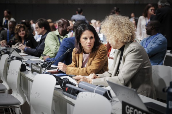 Annalena Baerbock (Buendnis 90 Die Gruenen), Bundesaussenministerin, Jennifer Lee Morgan, Staatssekretaerin und Sonderbeauftragte fuer internationale Klimapolitik im Auswaertigen Amt, aufgenommen im Plenum der COP28 in Dubai, 08.12.2023
