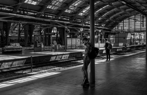 Black and white photograph, S-Bahn, platform and construction work at Berlin Ostbahnhof, Friedrichshain, Berlin, Germany, Europe
