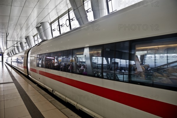 Intercity-Express ICE on the platform at the long-distance railway station, airport, Frankfurt am Main, Hesse, Germany, Europe
