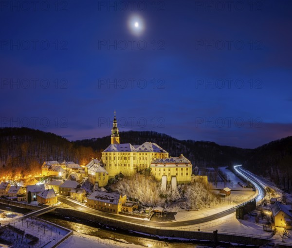 Winter evening in the Müglitz valley, impressively illuminated Weesenstein Castle at the blue hour, Weesenstein, Saxony, Germany, Europe