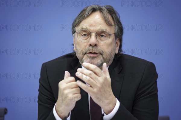 Michael Groß, Chairman of the Executive Board of the AWO Federal Association, spoke at a press conference on the topic of Averting cuts, securing future investments: In favour of a change of course in financial and budgetary policy at the Federal Press Conference. Berlin, 11.04.2024
