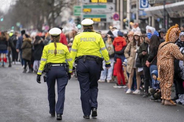 Rose Monday parade in Düsseldorf, police officers on duty at the street carnival, North Rhine-Westphalia, Germany, Europe