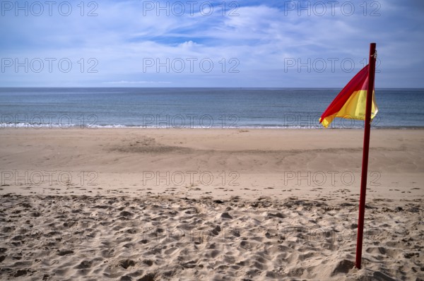 Flag on the beach, guarded, indication of ocean currents and tides, tides, sea, sandy beach, Meia Praia beach, sea, Lagos, Atlantic Ocean, Algarve, Portugal, Europe