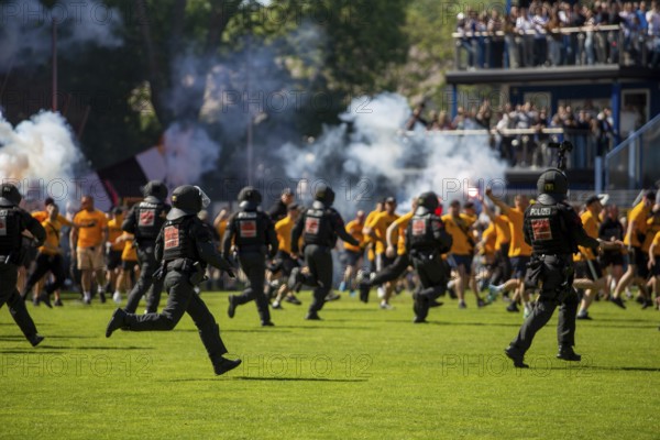 Football 3rd division, 2024/25 season, matchday 37: Waldhof Mannheim v Dynamo Dresden***Pure enthusiasm and a stampede by Dresden fans after the final whistle and promotion to the 2nd division. The police push the fans back