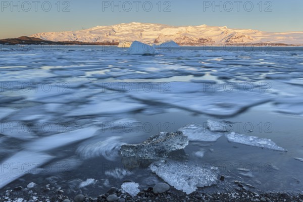 Ice floes in glacier lagoon, sunrise, morning mood, glacier, mountains, winter, Jökulsarlon, Vatnajökull, Iceland, Europe