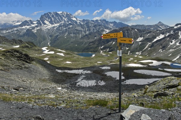 Signpost at the Col du Bastillon pass, view to the summit of Mont Velan, Valais Alps, Valais, Switzerland, Europe