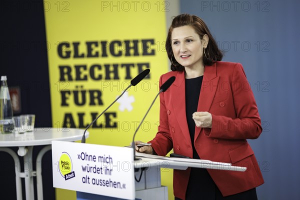 Press conference on the campaign against age discrimination against woman at work Without me you would look old with Ferda Ataman, Independent Federal Commissioner for Anti-Discrimination and Head of the Federal Anti-Discrimination Agency. A campaign by Palais Fluxx, supported by the Federal Anti-Discrimination Agency Berlin, 29.02.2024. Photographed for the Federal Anti-Discrimination Agency on behalf of the Federal Ministry for Family Affairs, Senior Citizens, Women and Youth