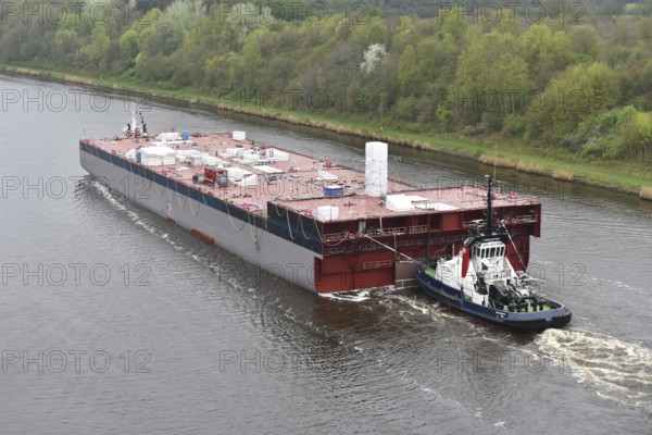 Tugboat pulling ship, ship component Lse Casco Project through the Kiel Canal to Papenburg, Schleswig-Holstein, Germany, Europe