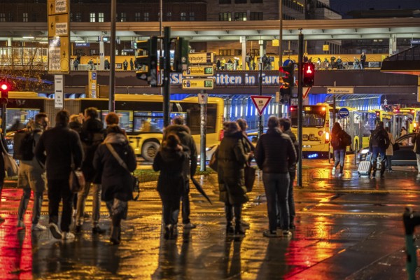 Pedestrian, in rainy weather, at a traffic light, pedestrian crossing, at the main railway station in the city centre of Essen, heavy traffic, North Rhine-Westphalia, Germany, Europe