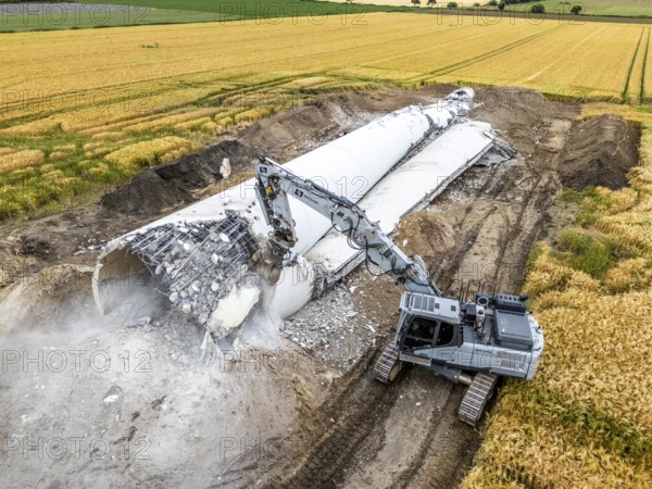 Demolished tower of a 20 year old wind turbine, in the Werl wind farm, 5 old Enercon E-66 turbines are demolished, 2 new Siemens SG6.6-170 wind turbines replace them, the 2 new wind turbines produce twice as much energy, 12 MW power, as the 5 old wind turbines, called repowering, demolition work, Werl, North Rhine-Westphalia, Germany, Europe