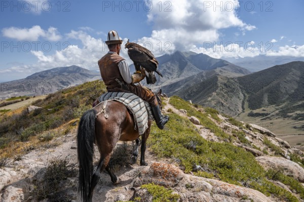 Traditional Kyrgyz eagle hunter, near Kysyl-Suu, Kyrgyzstan, Asia