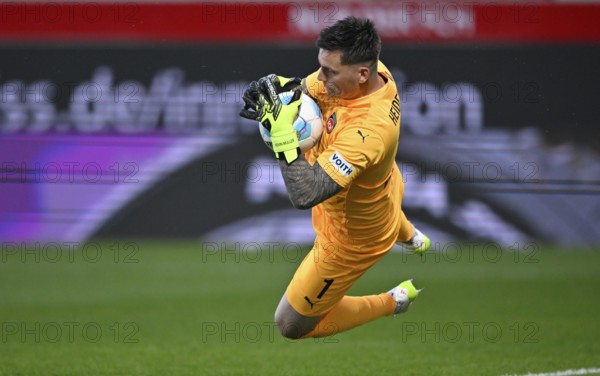 Goalkeeper Kevin Müller 1. FC Heidenheim 1846 FCH (01) Parade brilliant save Voith-Arena, Heidenheim, Baden-Württemberg, Germany, Europe