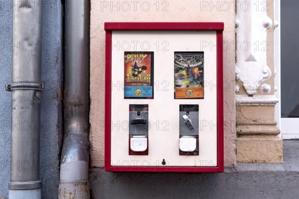 Old chewing gum machine with toy vending machine, Hadamar, Limburg-Weilburg, Westerwald, Hesse, Germany, Europe