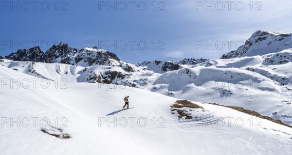 Ski tourer in mountain landscape with snow, ascent to Grialetsch Scharte, Bündner Haute Route, Albula Alps, Rhaetian Alps, Grisons, Switzerland, Europe
