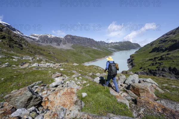 Mountaineers on a hiking trail in an idyllic mountain landscape, Lac des Dix reservoir in the background, Valais Alps, Valais, Switzerland, Europe