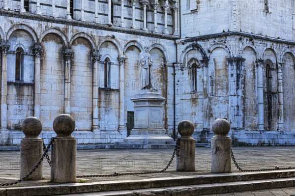 Piazza San Michele with the statue of the Italian politician Francesco Burlamacci, behind the facade of the church of San Michele in Foro, historic city centre, Lucca, Tuscany, Italy, Europe