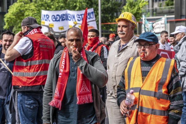 Demonstration by many thousands of steelworkers in front of the ThyssenKrupp headquarters in Essen against massive job cuts following the involvement of a foreign investor in the company, massive criticism of Group CEO Miguel López, North Rhine-Westphalia, Germany, Europe