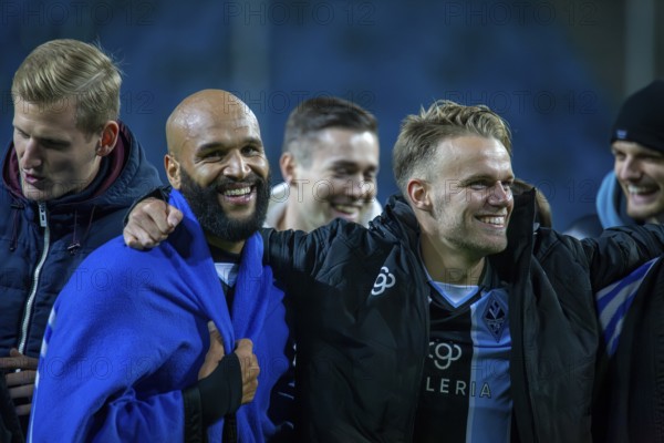 Football 3rd division, 2024/25 season, matchday 12: Waldhof Mannheim vs SV Wehen-Wiesbaden. Picture: The two goal scorers Terrence Boyd and Nicklas Shipnoski are happy about the lucky draw. Boyd has a Waldhof flag draped over his shoulder