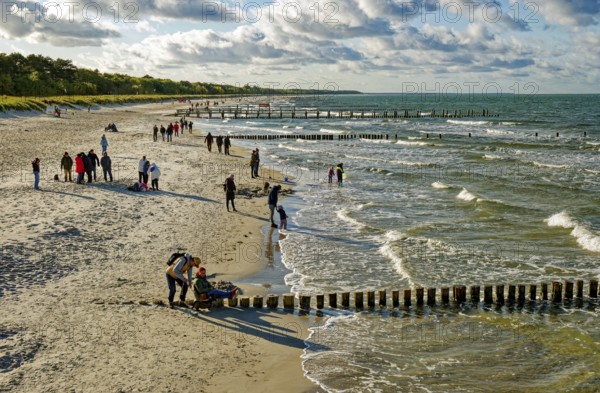 Holidaymakers at the Zingst pier, cloudy mood and waves, Baltic Sea coast, Zingst, Fischland-Darß-Zingst peninsula, Mecklenburg-Western Pomerania, Germany, Europe