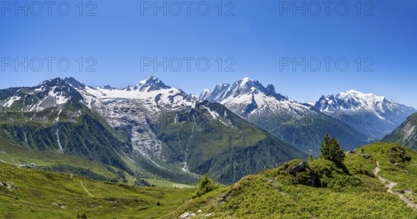 Mountain panorama with glaciated mountain peaks, Aiguille Verte with Aiguille du Midi and Mont Blanc, hike to Aiguillette des Posettes, Chamonix, Haute-Savoie, France, Europe