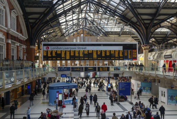 Concourse busy with passengers, Liverpool Street railway station, London, England, UK