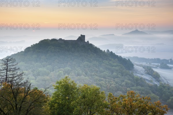 View of the ruins of Gleichen Castle at sunrise in autumn, Wachsenburg Castle in the background, hoarfrost and morning mist, Drei Gleichen castle ensemble, Thuringian Burgenland, Thuringian Basin, Gotha, Thuringia, Germany, Europe