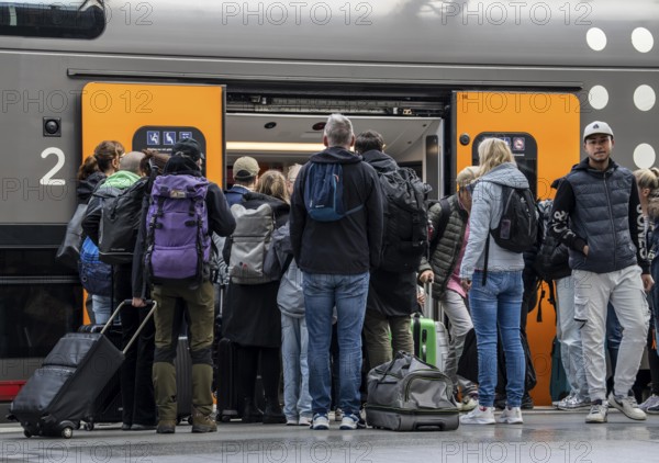 Cologne Central Station, Regional Express, RRX, Rhine-Ruhr Express, Passengers on the platform, North Rhine-Westphalia, Germany, Europe
