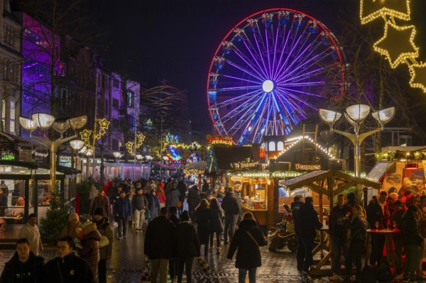 Christmas market on Königsstraße in the city centre of Duisburg, pre-Christmas season, Christmas lights, Ferris wheel, Christmas market stalls, crowds, North Rhine-Westphalia, Germany, Europe