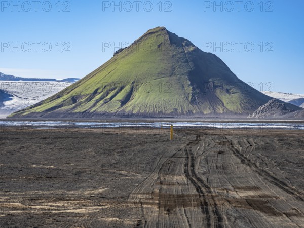 Mælifell mountain covered with moss, Maelifell, black sand desert Mælifellssandur, glacial streams, glacier Myrdalsjökull, Icelandic highlands, Iceland, Europe