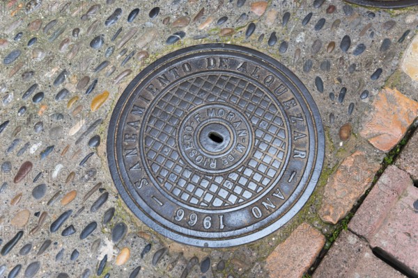 Manhole cover installed in Alquezar in 1966, surrounded by uneven paving stones, manhole cover, manhole cover, Alquézar, Alquezar, Huesca, Aragón, Aragon, Pyrenees, Spain, Europe