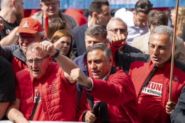 Demonstration by many thousands of steelworkers in front of the ThyssenKrupp headquarters in Essen against massive job cuts following the involvement of a foreign investor in the company, massive criticism of Group CEO Miguel López, North Rhine-Westphalia, Germany, Europe