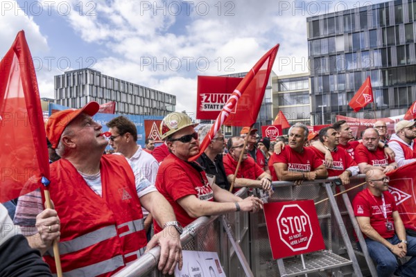 Demonstration by many thousands of steelworkers in front of the ThyssenKrupp headquarters in Essen against massive job cuts following the involvement of a foreign investor in the company, massive criticism of Group CEO Miguel López, North Rhine-Westphalia, Germany, Europe