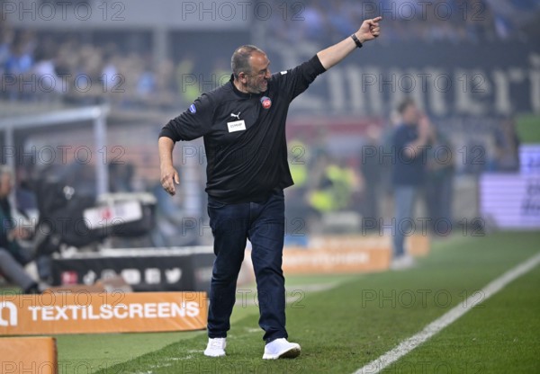 Coach Frank Schmidt 1. FC Heidenheim 1846 FCH on the sidelines Gesture Gesture Voith-Arena, Heidenheim, Baden-Württemberg, Germany, Europe