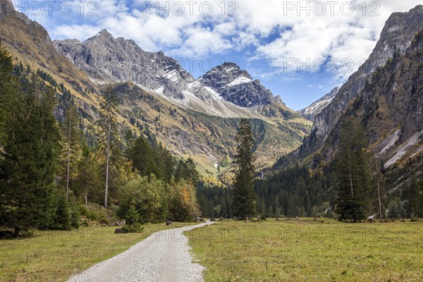 Oytal, behind mountains Schneck and Großer Wilder, autumn atmosphere, Allgäu Alps, Oberstdorf, Oberallgäu, Allgäu, Bavaria, Germany, Europe