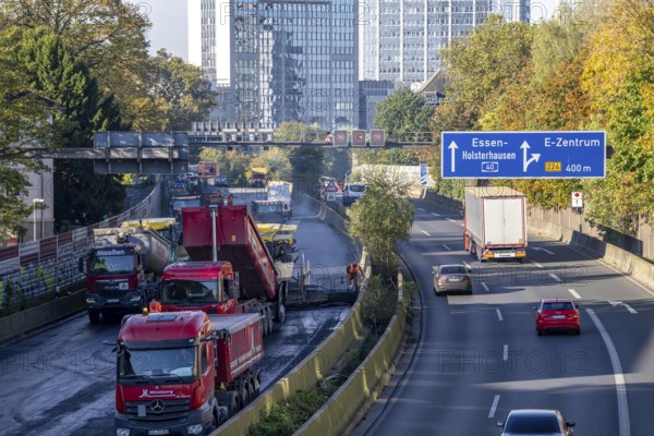 New whisper asphalt surface for the A40 motorway, in the city of Essen, direction Dortmund, 95, 000 square metres of porous asphalt will be laid over a distance of around 6 km, the motorway will be closed for 1 week, North Rhine-Westphalia, Germany, Europe