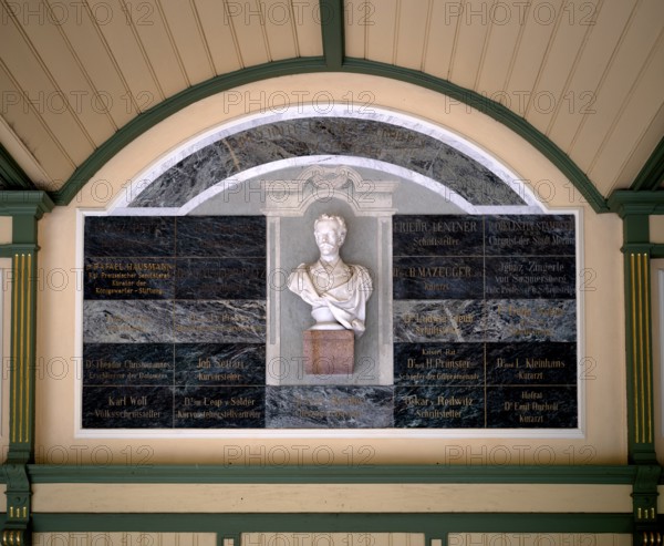 Historic Wandelhalle with bust of Duke Carl Theodor in Bavaria, favourite brother of Empress Elisabeth, Sissi, Winter Promenade, Promenade, Merano, Merano, South Tyrol, Autonomous Province of Bolzano, Italy, Europe