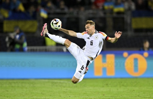 Joshua Kimmich GER (06) acrobatically on the ball, Max Morlock Stadium, Nuremberg, Bavaria, Germany, Europe