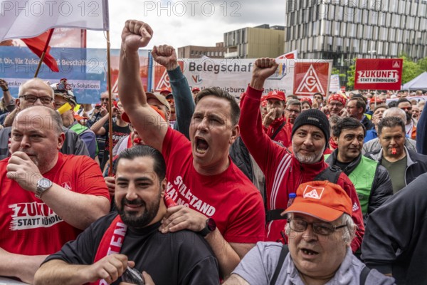 Demonstration by many thousands of steelworkers in front of the ThyssenKrupp headquarters in Essen against massive job cuts following the involvement of a foreign investor in the company, massive criticism of Group CEO Miguel López, North Rhine-Westphalia, Germany, Europe