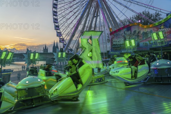 Deutz funfair on the Rhine, at Easter, funfair, break-dancer ride, Ferris wheel, Cologne Cathedral, Cologne, North Rhine-Westphalia, Germany, Europe